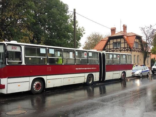 Nieszczęśliwy wypadek w autobusie komunikacji miejskiej. Pasażerka zabrana do szpitala