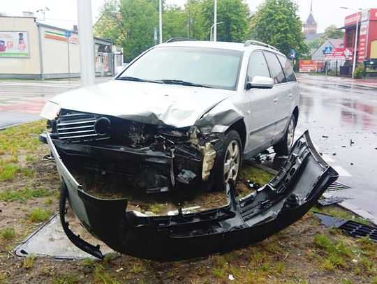 Nissan wjechał w volkswagena. Kolizja na skrzyżowaniu Grunwaldzkiej z Miłą