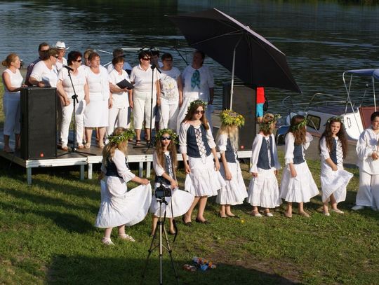 Noc Świętojańska nad Odrą w Koźlu. Mieszkańcy puszczają wianki. ZDJĘCIA