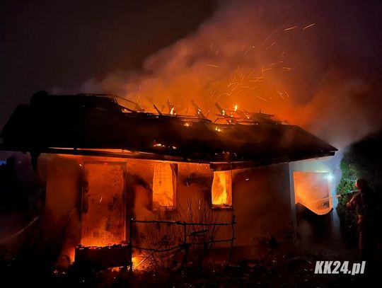 Nocna akcja służb w Starej Kuźni. Strażacy walczyli z pożarem budynku garażowego