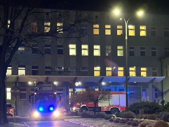 Nocna akcja strażaków w kozielskim szpitalu. Zapaliło się łóżko, jedna osoba poszkodowana