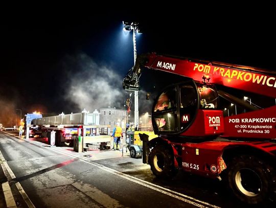 Nocna operacja w Kędzierzynie-Koźlu. Trwa transport stalowej kładki dla nowej trasy rowerowej