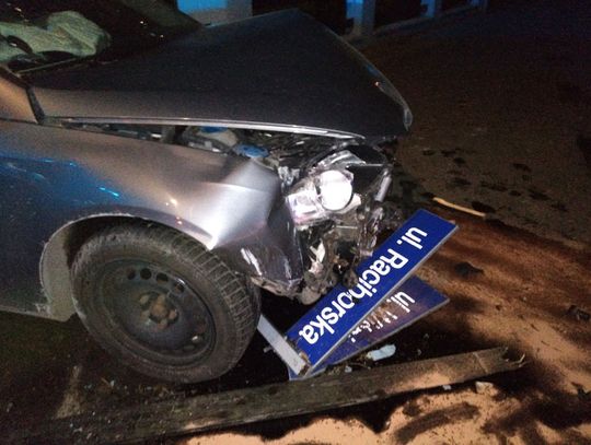 Nocny pościg na ulicach Koźla. Kierowca rozbił auto na betonowym płocie