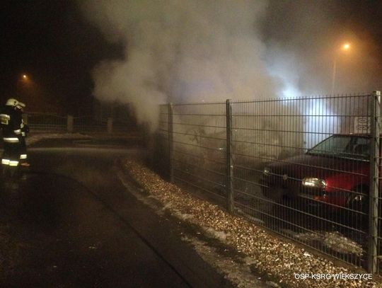 Nocny pożar busa w Długomiłowicach. Opel Vivaro spłonął doszczętnie. ZDJĘCIA