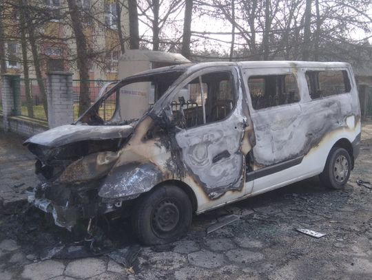 Nocny pożar busa w Śródmieściu. Ford spłonął doszczętnie. ZDJĘCIA