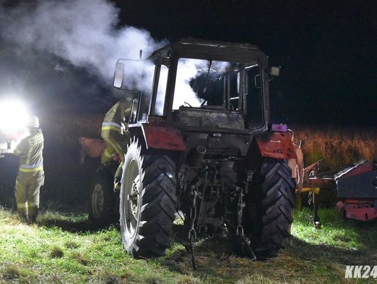 Nocny pożar ciągnika rolniczego w Landzmierzu. Pojazd spłonął doszczętnie. ZDJĘCIA