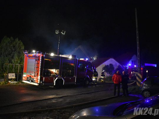 Nocny pożar domu i gospodarstwa. Ewakuowano mieszkańców. Świadkowie mówili o wybuchu