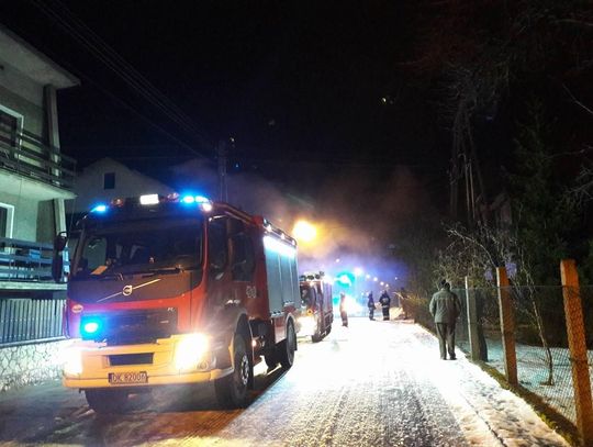 Nocny pożar domu przy ulicy Lipowej. W akcji trzy zastępy straży pożarnej. ZDJĘCIA