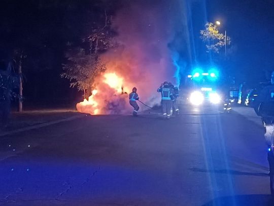 Nocny pożar samochodu na Pogorzelcu. Laweta doszczętnie spłonęła. ZDJĘCIA