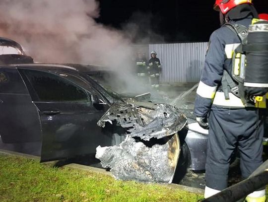 Nocny pożar samochodu w Kotlarni. Przyczyną zwarcie instalacji elektrycznej. ZDJĘCIA