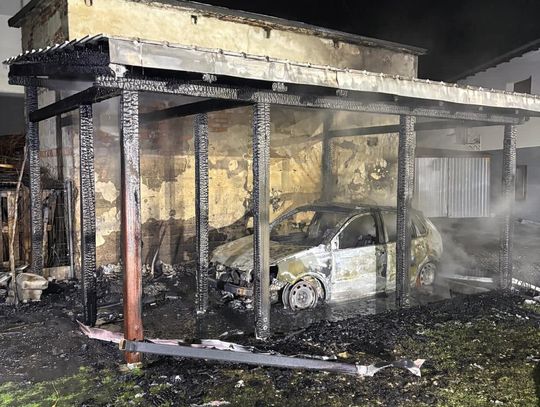 Nocny pożar w Dziergowicach. Spłonęła wiata garażowa i znajdujący się w niej samochód