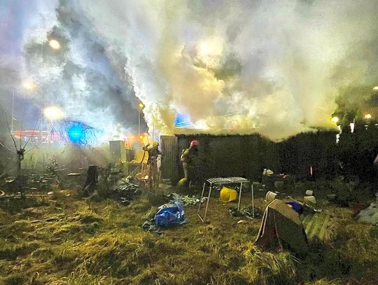 Nocny pożar w sąsiedztwie stacji paliw. Płonęła altana na działce. ZDJĘCIA