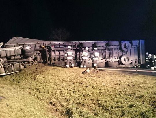 Nocny wypadek na skrzyżowaniu w Reńskiej Wsi. Przewrócona ciężarówka zablokowała drogę