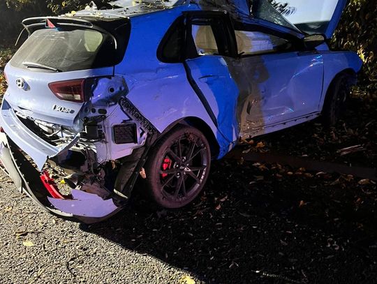 Nocny wypadek w Kędzierzynie-Koźlu. 19-latek rozbił samochód na drzewie. Nocny wypadek w Kędzierzynie-Koźlu. 19-latek rozbił samochód na drzewie.