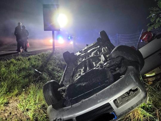 Nocny wypadek w Solarni. Osobówka wypadła z drogi i dachowała w rowie