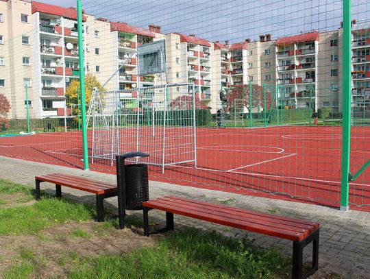 Nowe boisko przy ulicy Przechodniej na Pogorzelcu gotowe. Można na nim grać w piłkę nożną, siatkówkę i koszykówkę