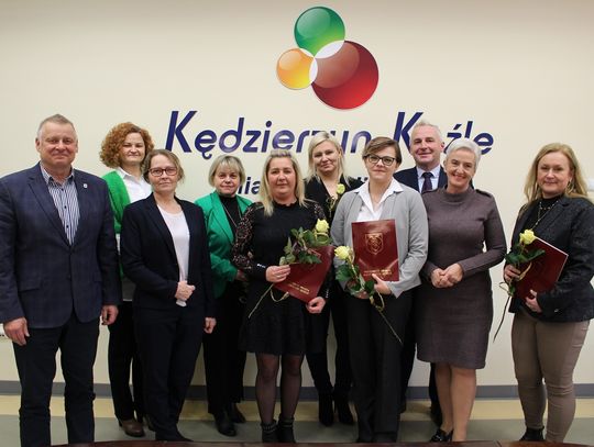 Nowi nauczyciele mianowani w Kędzierzynie-Koźlu. Troje pedagogów odebrało awanse i gratulacje od władz miasta