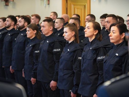 Nowi policjanci ślubowali na sztandar. Szeregi opolskiej komendy zasiliło 35 funkcjonariuszy