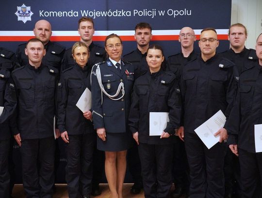 Nowi policjanci w opolskim garnizonie. Świeżo upieczeni funkcjonariusze zasilą też naszą komendę