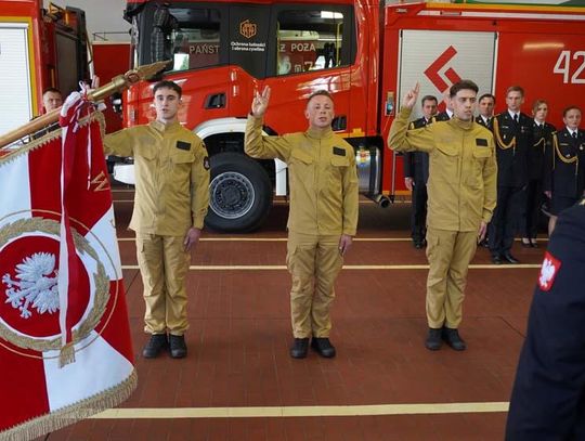 Nowi strażacy złożyli ślubowanie w Kędzierzynie-Koźlu. Na koniec był tradycyjny chrzest bojowy