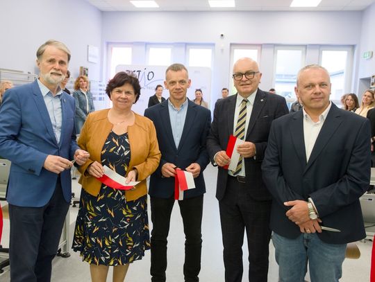 Nowoczesna pracownia mechatroniczna w ZSTiO. Uczniowie będą uczyć się na sprzęcie wykorzystywanym w przemyśle