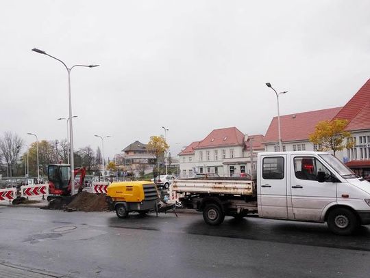 Nowy chodnik w centrum trzeba było rozebrać. Robotnicy zrobili wykop