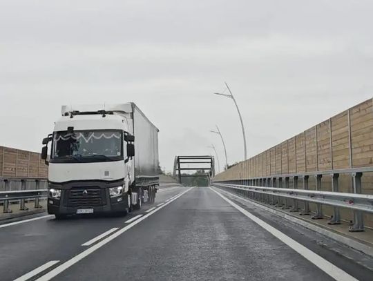 Niewielki ruch na nowym łączniku, a kierowcy ciężarówek jeżdżą starymi trasami. Drogi nie widać na Google Maps