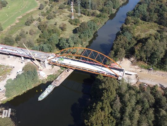 Nowy most w kolorze rdzy - część największej inwestycji drogowej w Kędzierzynie-Koźlu. WIDEO