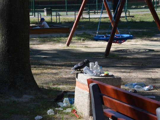 Nowy plac zabaw tonie w śmieciach: interwencja czytelników. ZDJĘCIA