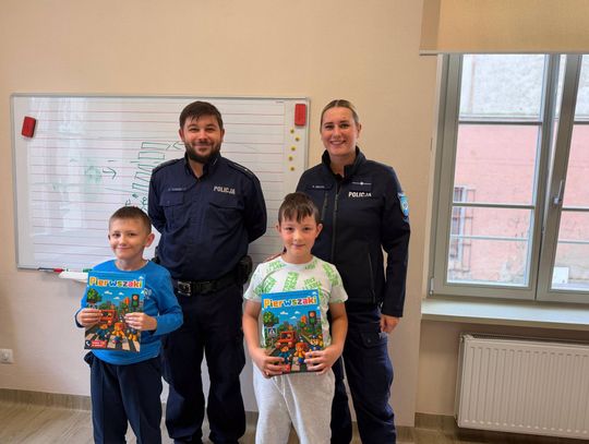 O hejcie, zagrożeniach w sieci i bezpiecznej drodze do szkoły. Policjanci spotykają się z uczniami
