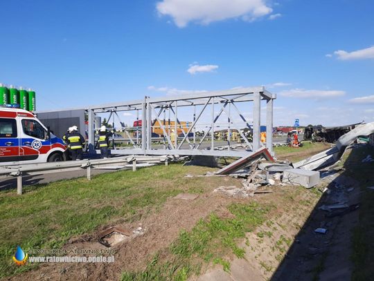 Oba pasy autostrady A4 w Olszowej zablokowane. Runęła bramownica, w którą uderzyła ciężarówka