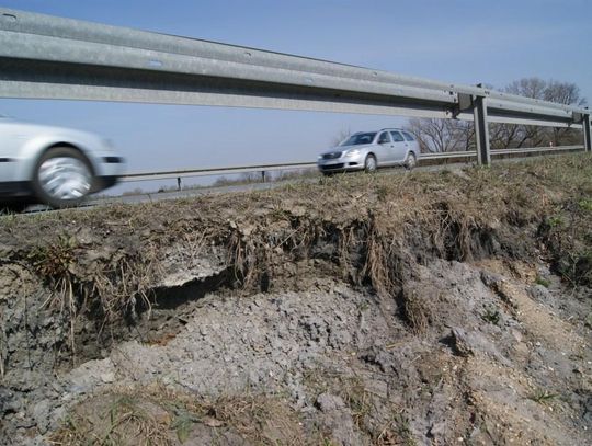 Obwodnica sypie się w oczach. Ogromne wyrwy w nasypie drogi ZDJĘCIA