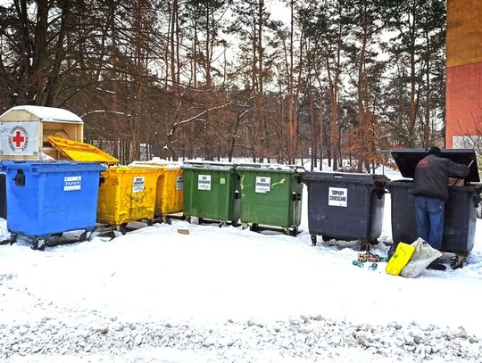 Starych ubrań nie wrzucimy już do czarnego pojemnika. Od 1 stycznia nowe zasady segregacji odzieży i tekstyliów