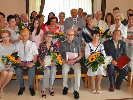 Od 50 lat pielęgnują miłość. Medale Prezydenta RP "Za długoletnie pożycie małżeńskie". ZDJĘCIA