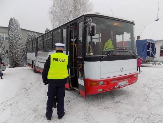 Od poniedziałku rozpoczynają się ferie. Policjanci będą kontrolować autokary, które zabierają dzieci na zimowy wypoczynek