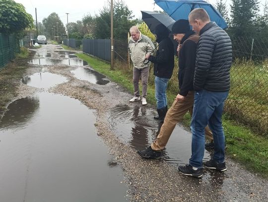 Od wielu lat proszą o remont, póki co na ulicy Nowowiejskiej wciąż ogromne kałuże i błoto