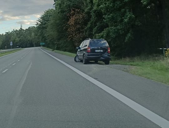 Od wtorku na obwodnicy stoi porzucony samochód. Prawdopodobnie właściciel zostawił go po kolizji