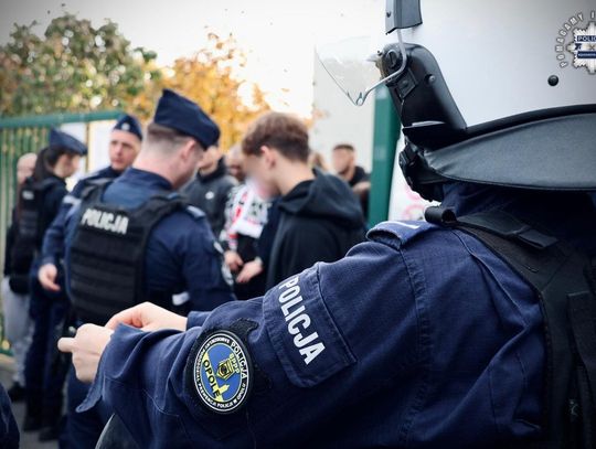 Odpalili pirotechnikę podczas meczu "Chemika" na stadionie "Kuźniczka". Policja zapowiada konsekwencje