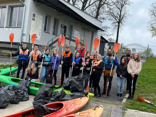 Odra zanieczyszcza Bałtyk? Tak! W walkę z zaśmiecaniem rzeki włączyli się licealiści z Kędzierzyna-Koźla