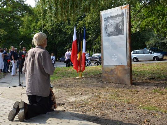 Odsłonięcie tablic upamiętniających ofiary Holocaustu. FOTOREPORTAŻ