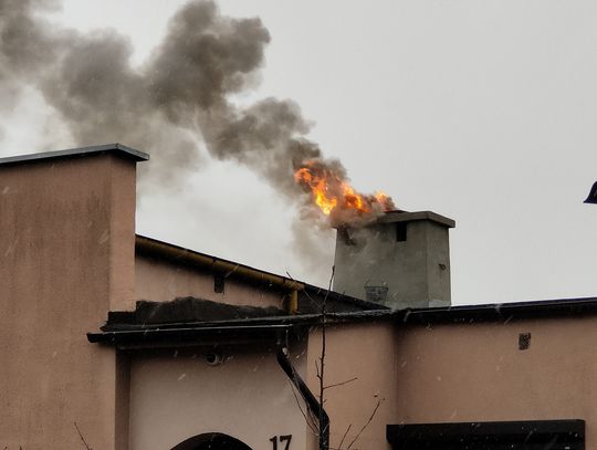Ogień i gęsty dym wydobywający się z komina. Strażacy interweniują na Pogorzelcu