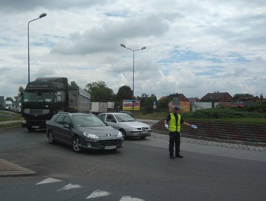 Ogromny korek na obwodnicy miasta. Sznur samochodów ciągnie się przez wiele kilometrów. ZDJĘCIA