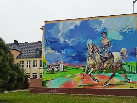 Ogromny mural ozdobił ścianę szkoły w Długomiłowicach. To niejedyna nowa atrakcja w tej miejscowości