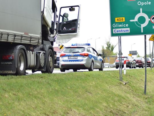 Olej z uszkodzonej ciężarówki rozlany na obwodnicy. Są utrudnienia