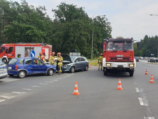 Opel nie ustąpił pierwszeństwa. Kolizja dwóch osobówek pod komendą policji