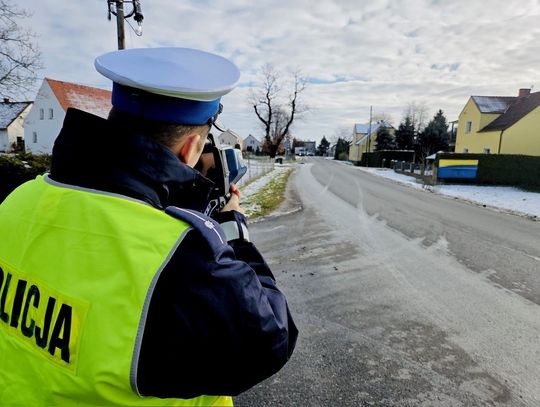 Opel pędził przez wieś z prędkością 102 km/h. Za kierownicą... 80-letni mężczyzna