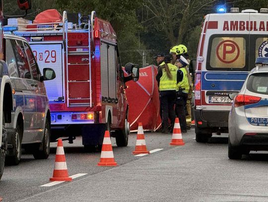 Osobówka wbiła się w drzewo. Zablokowana krajowa 40 w Pokrzywnicy, lądował śmigłowiec LPR