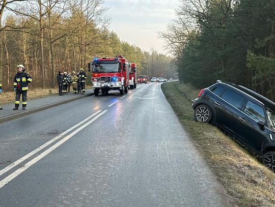 Osobówka wylądowała w rowie. Poranna kolizja na drodze z Kuźniczek do Cisowej. ZDJĘCIA