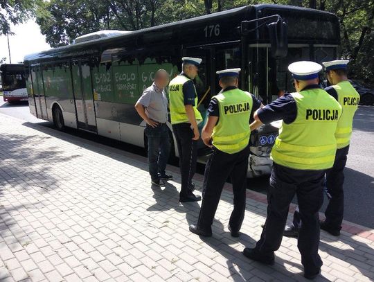 Osobówka zderzyła się z autobusem MZK. Dwie osoby trafiły do szpitala. ZDJĘCIA