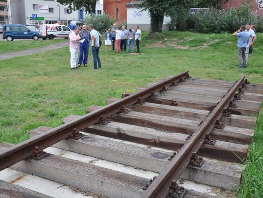 Ostatnie przygotowania do transportu lokomotywy. Potrzebne będą dwa dźwigi